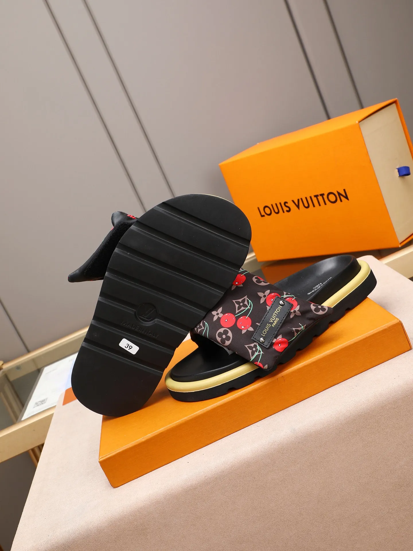 PP360 [LOUIS VUITTON] Louis Vuitton, LV printing, men's and women's slippers are on the market. The drawer box packaging comes with a cloth bag and a card. The upper pattern looks very soft and waxy, and it is a super versatile leg slimming tool. Fabric: imported denim/canvas/old fabric, LV hardware LOGO, official website pattern printing, comfortable to wear, feet: high-elastic PU water table. Sole: foam sole, heel height: about 5cm. Code number: 35-46, 35, 45, 46 are custom-made and non-returnable. Color: multiple colors and styles available.